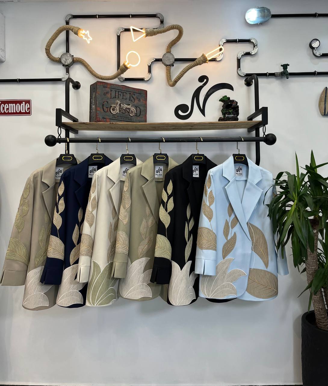 مانتو کج راه گلدوزی برگ ۱۶۰۵کد کالا ۸۴۲۲