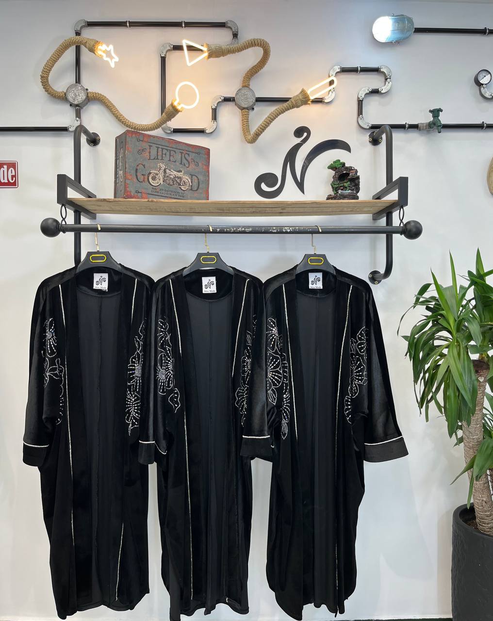 مانتو مخمل پانچ نگینی ۱۵۹۷کد کالا ۸۴۴۶