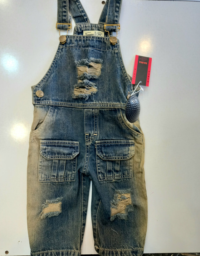 👖✨ بیلر بچگانه جین ✨👶 کد کالا: ۸۷۷۴ 🧸 استایل خاص و جذاب برای کوچولوهای خوشتیپ 😍💙 🔹 جنس: جین باکیفیت 🔹 دارای چند طرح جذاب 🔹 مناسب سن ۶ تا ۲۴ ماه 🔹 دارای ۳ سایز کاربردی 🔹 بند قابل ریگلاژ و تنظیم سایز 🔹 تنخور آزاد و راحت 🔹 مناسب استفاده روزمره و مهمونی 🎈