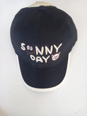 🧢 کلاه بچگانه مدل SUNNY DAY | کد 9039 🧢 استایل شیک و اسپرت برای کوچولوهای خوشپوش! ✨ 👧👦 مناسب دختر و پسر 📏 مناسب کودکان ۲ تا ۵ سال ✅ قابلیت تنظیم دور سر ✅ پارچه درجه یک و فوقالعاده باکیفیت ✅ گلدوزی برجسته و بادوام ✅ سبک، راحت و مناسب استفاده روزمره 🎨 ر